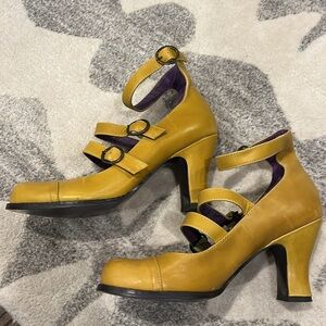 Mojo Moxi Yellow leather Heels sz 8
